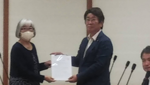 藤田団長に要望書を渡す鈴木会長