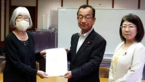 田口団長に要望書を渡す鈴木会長