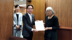 田山団長に要望書を渡す鈴木会長